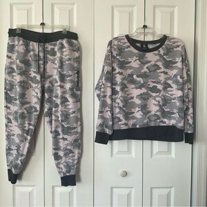 Women’s Reebok 2 Piece Set Lounge/Pajamas LOGO Pink Gray Camouflage Size Large